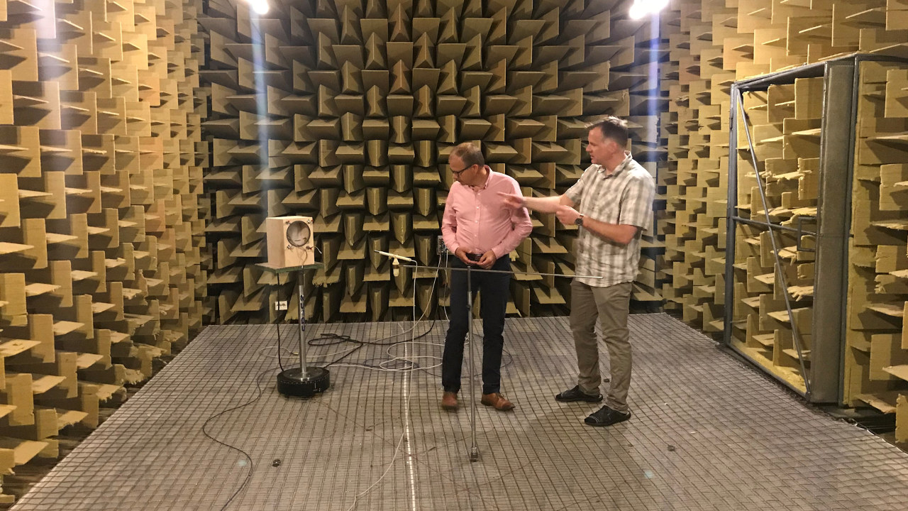 Daglig leder Olav Arntzen viser regiondirektør Roald Gulbrandsen hvordan de tester lydkvalitet.