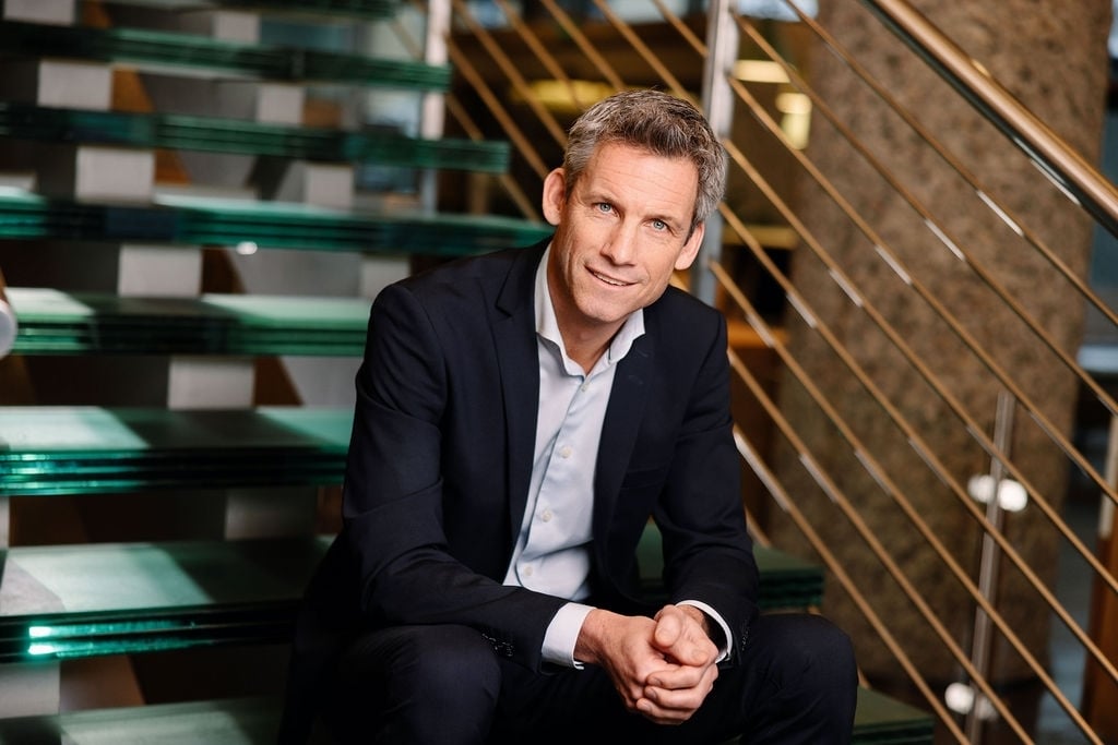 Bilde av kristian Enger, regiondirektør i NHO Viken Oslo, sittende i trapp