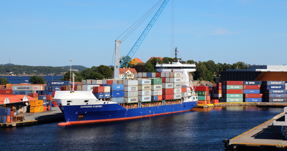 Containerskip losser i Kristiansand havn