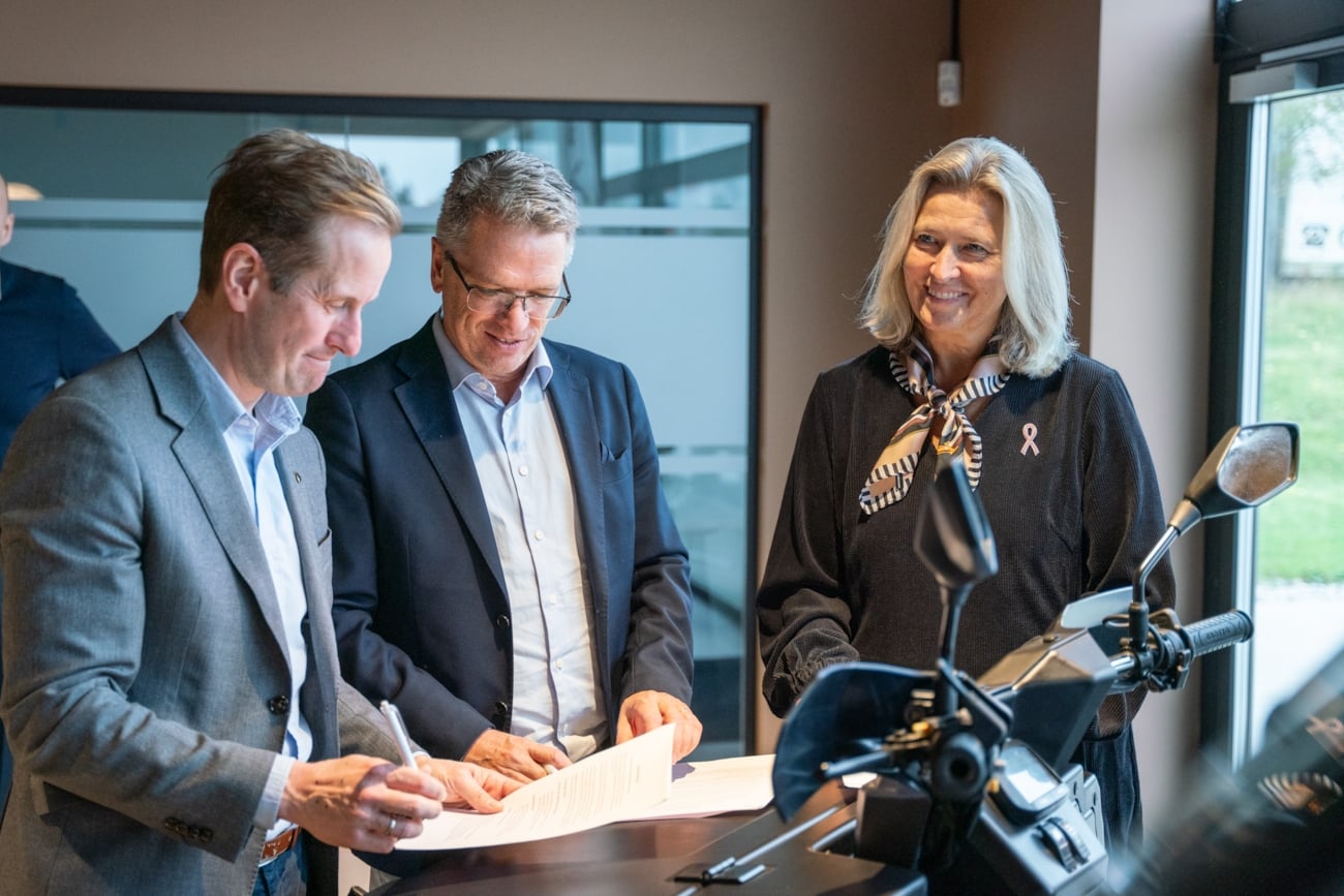 Singnering av intensjonsavtale, fra venstre Magnus Arnesen - ordfører i Sarpsborg kommune, Jon-Vidar Knold - politisk rådgiver i NHO Viken Oslo og Mariann Karlsen - daglig leder i Sarpsborg Næringsforening. (Foto: Trygve Sørli)