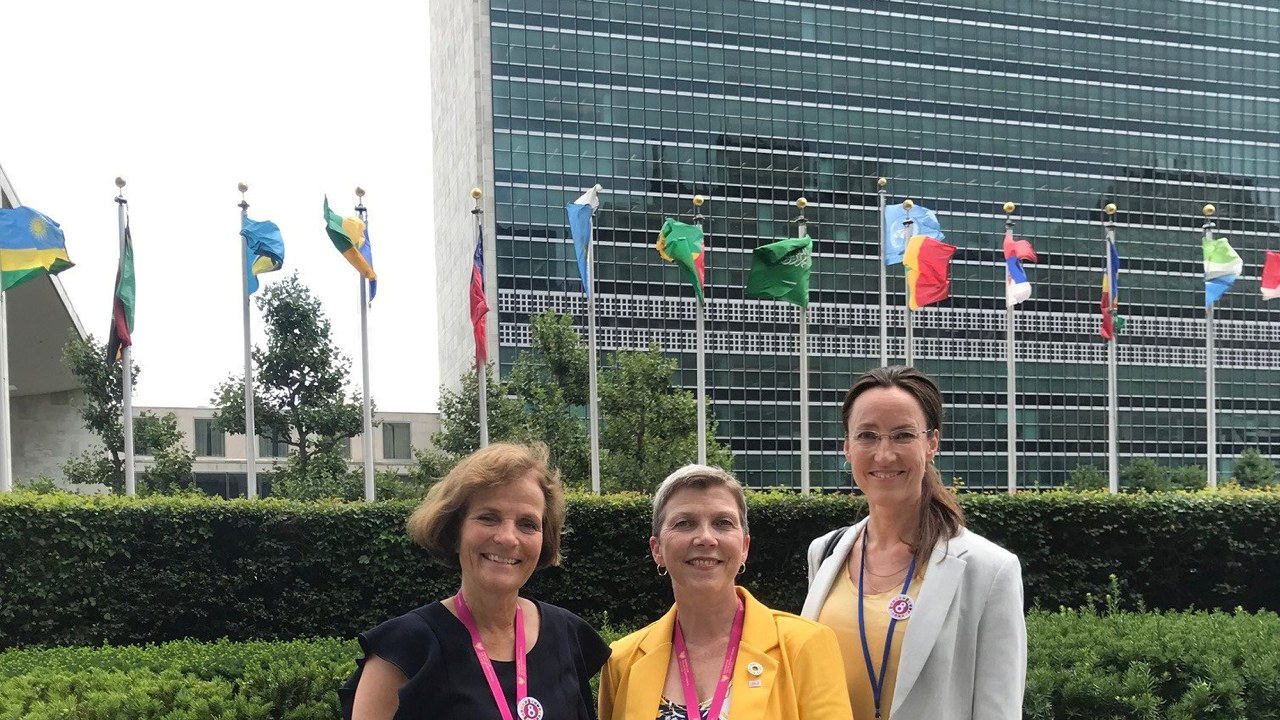 Bilde av representanter for LO og NHO foran FN-bygget i New York