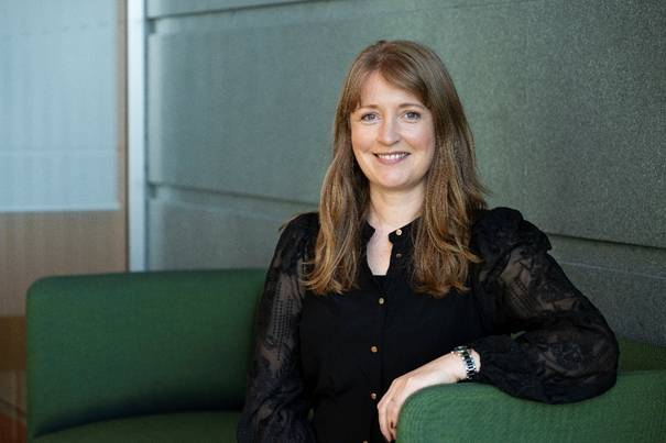 Et bilde som inneholder Menneskeansikt, person, kl&aelig;r, smil

KI-generert innhold kan v&aelig;re feil.