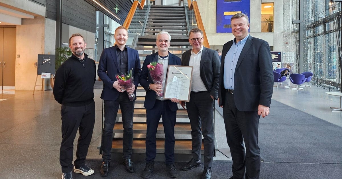 FIKK PRIS: Fædrelandsvennen, her representert ved adm. direktør Håvard Kvalheim og sjefredaktør Eivind Ljøstad ble tildelt utmerkelsen "Årets bedrift" på NHO Agders førjulssamling. Her er prisvinnerne flankert av styreleder Per Arnstein Aamot (til venstre), regiondirektør Høye G. Høyesen og områdedirektør Gjermund Løyning i NHO.