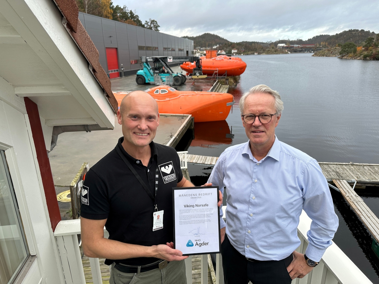 Salgssjef Eirik Møllergaard (til venstre) og adm. direktør Dag Songedal gleder seg over at Viking Life-Saving Equipment på Tromøy når stadig nye milepæler. Nå skal de bygge nye patruljebåter til den norske Tolletaten. I bakgrunnen livbåter som også produseres av bedriften.