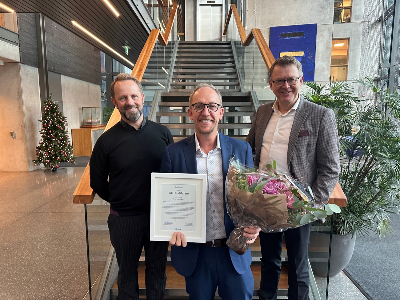 Styreleder i NHO Agder Per Arnstein Aamot, fabrikkdirektør Jon Gabriel Noddeland og regiondirektør i NHO Agder Høye G. Høyesen.