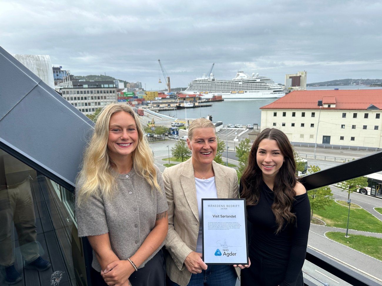 Iselinn Andersen, Elisabeth Høibo,  med diplomet "Månedens bedrift."