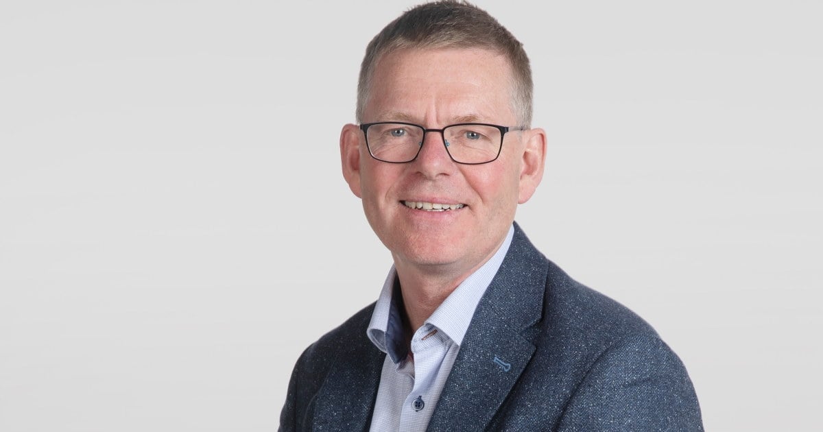– Jeg er frustrert, sier regiondirektør Jon Kristiansen. Han reagerer på at ny stasjon på Hamar nok en gang skyves ut i tid.
