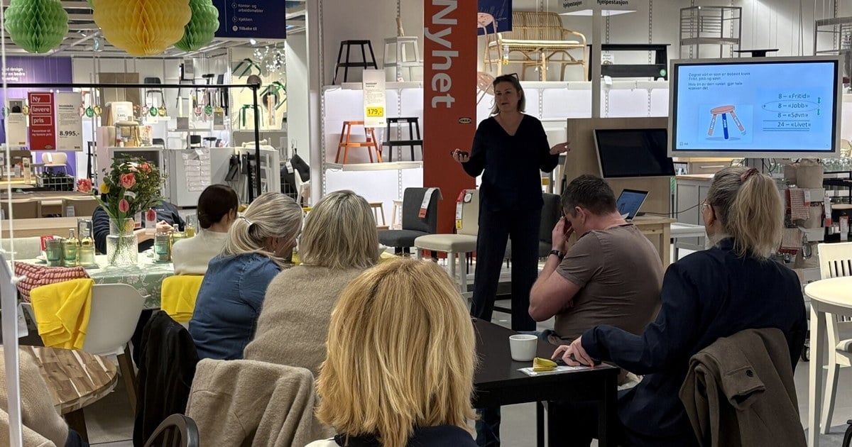 Bilde viser forsker ved UiA Migle Helmersen som snakker inne i varehuset IKEA Sørlandet om arbeidshelse og helsefremmende arbeidsplasser for en gruppe HR-ledere .
