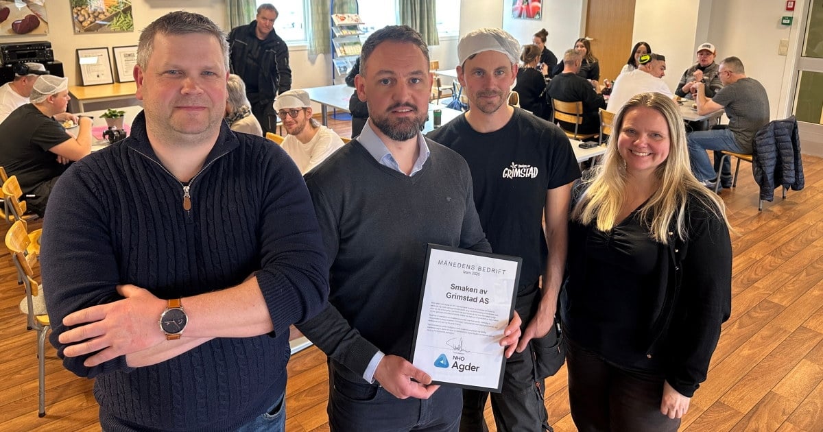 MÅNEDENS BEDRIFT: Produksjonssjef Oddbjørn Trommestad (til venstre), fabrikksjef Stefan Brunner, teknisk sjef Kjartan Ueland og kvalitetsleder Camilla Johansen var blant dem som tok imot diplomet som hedrer Smaken fornøyde med utmerkelsen.