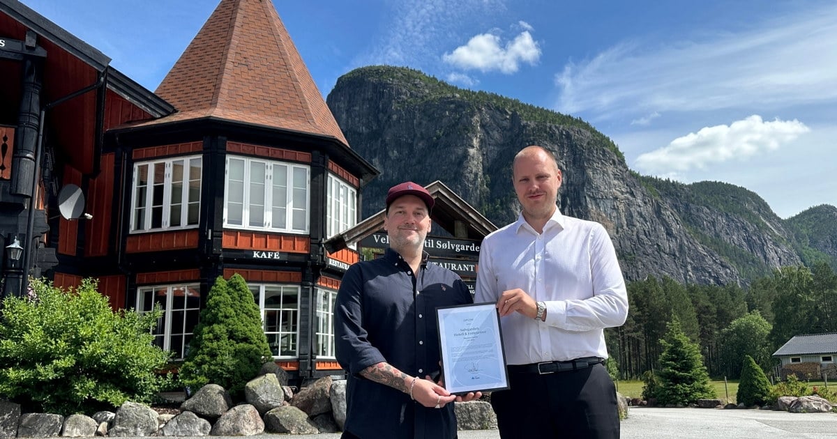 LYS FREMTID: Sølvgarden Hotell og Feriesenter i Valle opplever fin vekst og satser friskt for fremtiden. Restaurantsjef Anders Platemark (til venstre) og daglig leder Torfinn Rysstad står i spissen for den flotte utviklingen bedriften har opplevde de siste årene.