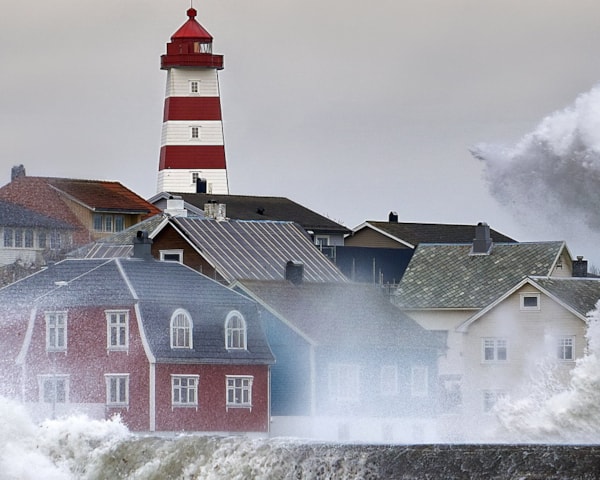 Vinterstorm med sjøsprøyt over fyr – Alnes, Godøy, Ålesund, Norway