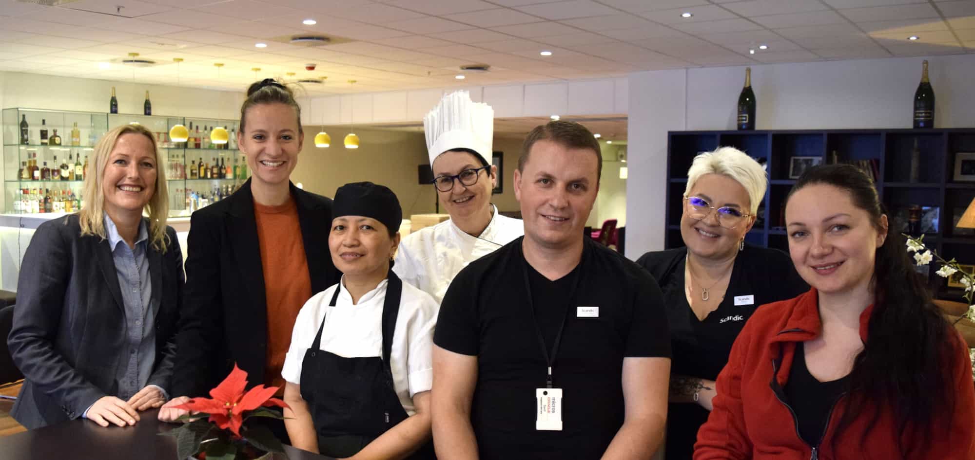 Scandic Seilet og Scandic Alexandra Molde har medarbeidere fra en rekke land. Sittende foran fra venstre Vivian fra Filippinene, Serif fra Bosnia-Hercegovina og Anna fra Russland. Stående bak fra venstre direktør Vanja, Mareike fra Tyskland, May Britt fra Norge og Natalja fra Latvia.