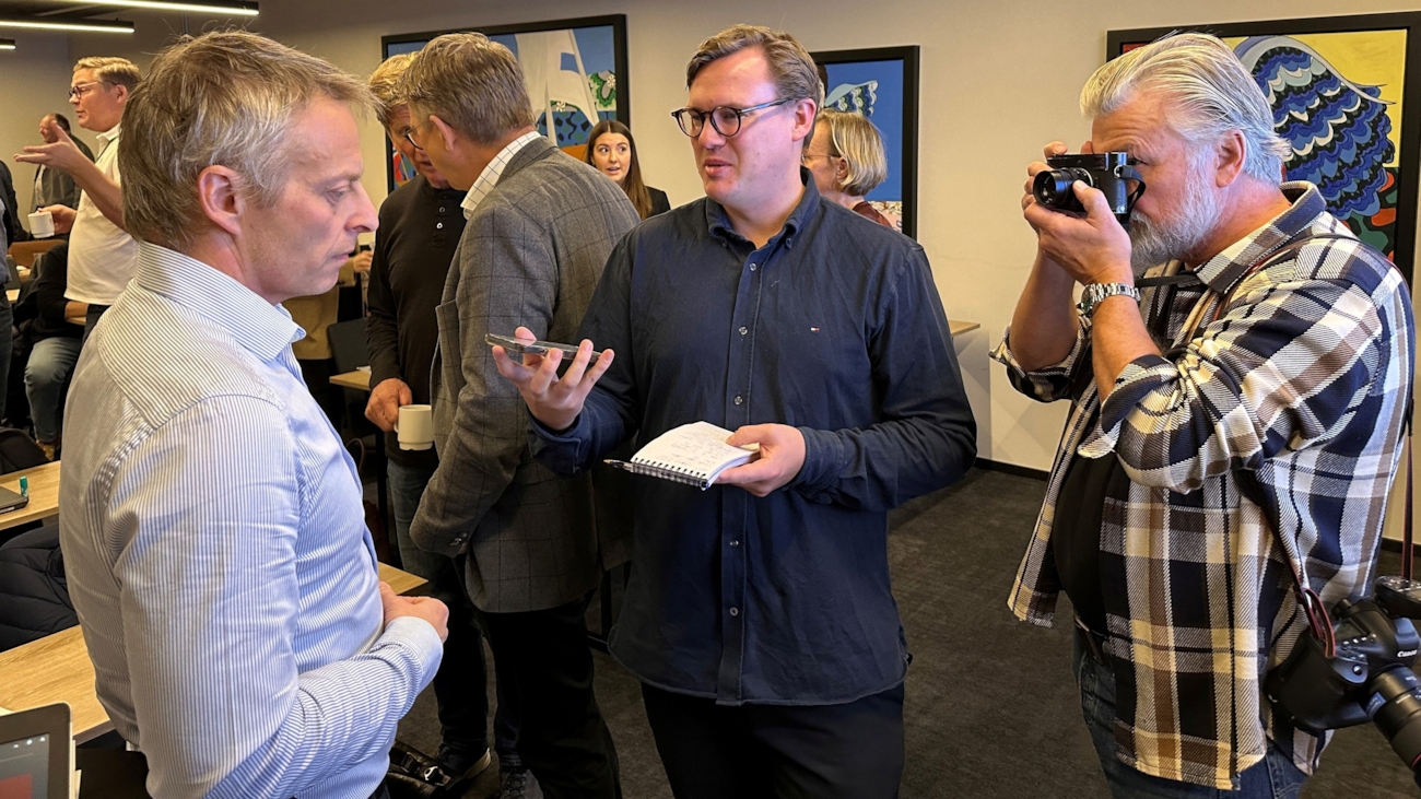 Energidirektør Ole Løfsnæs i Alcoa var blant dem som innledet på lanseringen av Kraftløftet i Agder. Her blir han intervjuet av Fædrelandsvennens medarbeidere i forbindelse med fremleggelsen av den regionale rapporten.