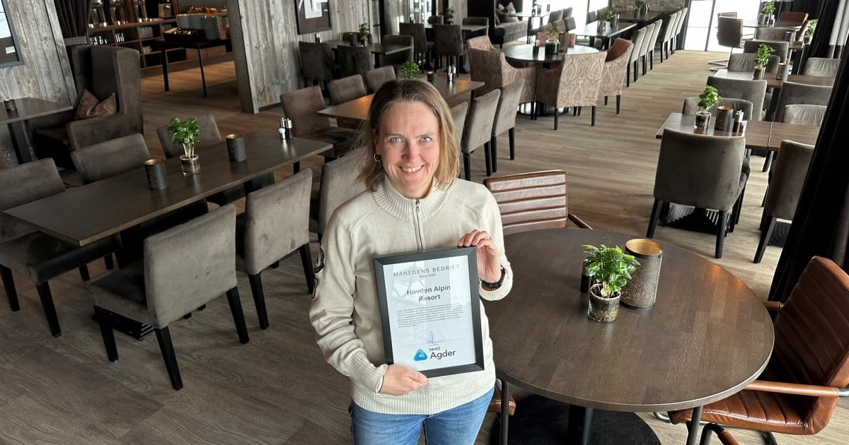 Ann-Torill Briksdal med diplom på Hovdestøylen.