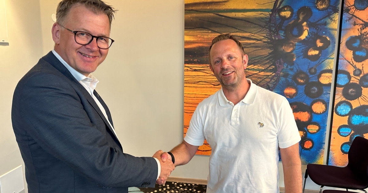Regiondirektør Høye G. Høyesen ønsker Per Arnstein Aamot velkommen som ny styreleder i NHO Agder.