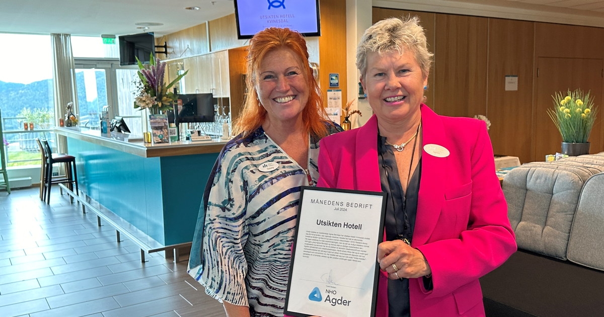Sol Fredriksen og Agnes Berntsen i resepsjonen på Utsikten Hotell med diplomet for månedens bedrift i juli 2024.