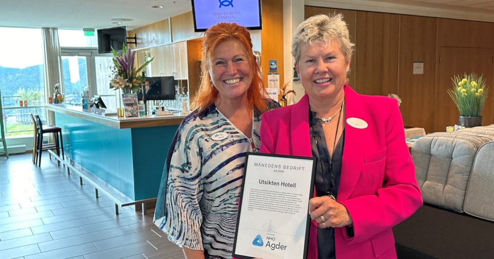 Sol Fredriksen og Agnes Berntsen i resepsjonen på Utsikten Hotell med diplomet for månedens bedrift i juli 2024.