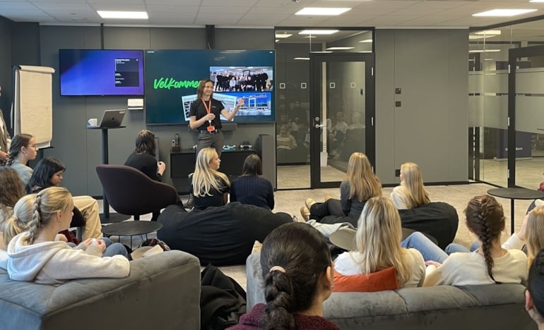 30 ungdomsskolejenter besøkte Itera Fredrikstad og fikk innsikt i hva teknologi kan innebære